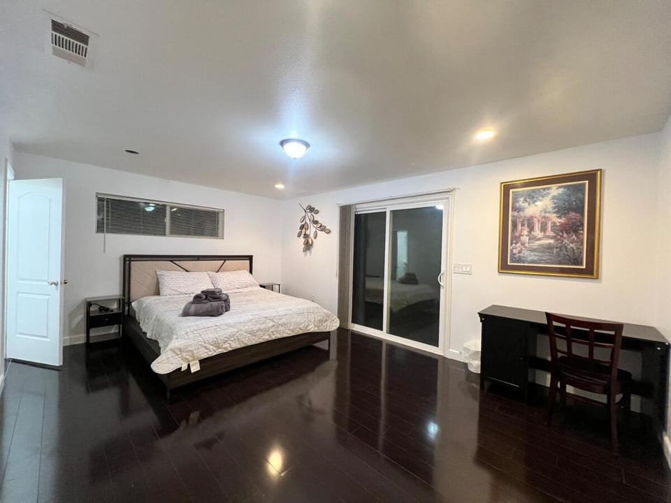 Near Disney,college,sunset beach ,airport House in Cerritos