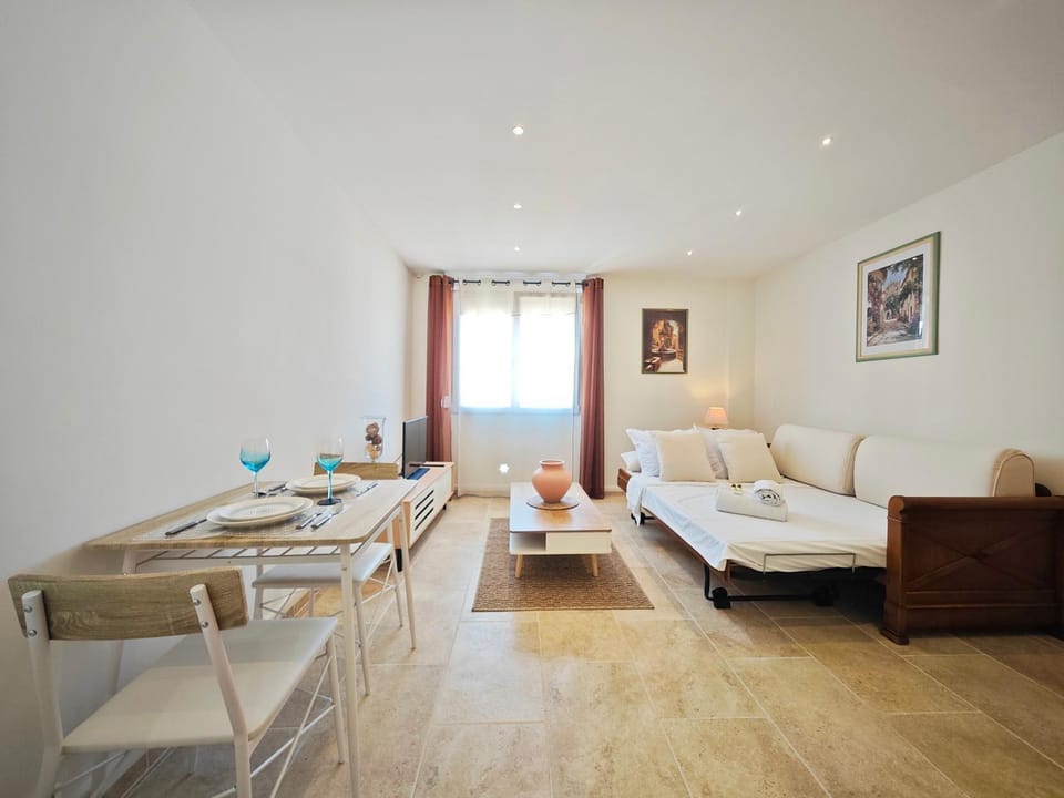 Bed, Photo of the whole room, Dining area