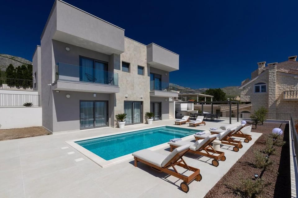 Property building, Patio, Day, Mountain view, Pool view, Swimming pool, sunbed