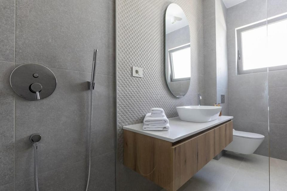 Shower, Toilet, Bathroom, towels