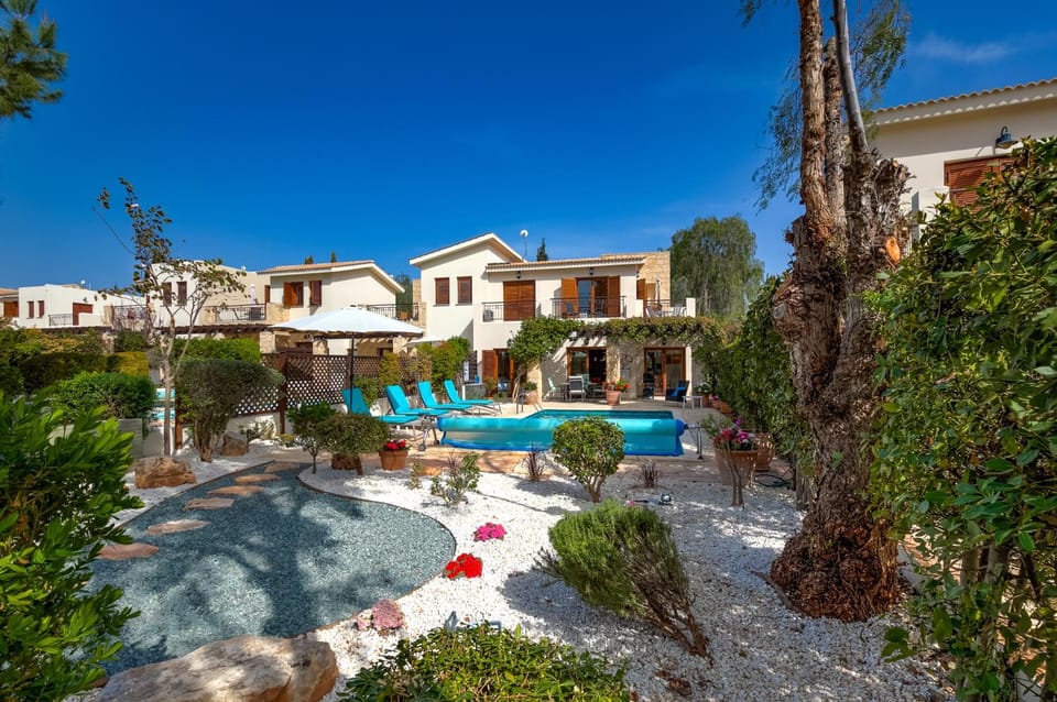 Property building, Garden, Balcony/Terrace, Swimming pool, sunbed