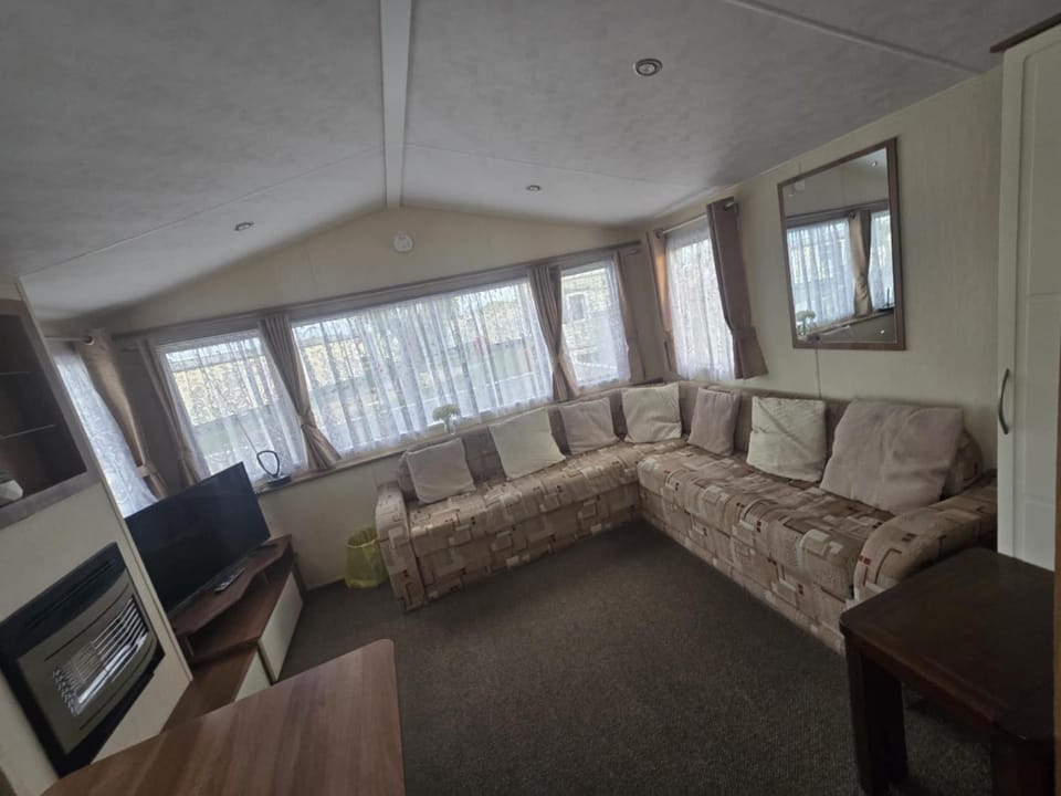 Communal lounge/ TV room, TV and multimedia, Living room, Seating area, Evening entertainment