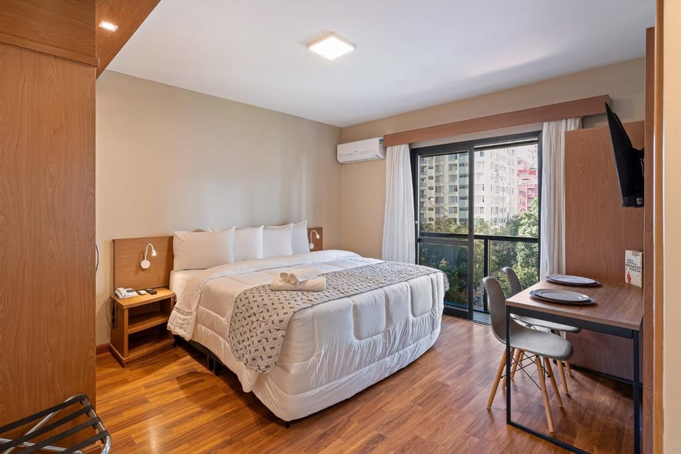 Bed, TV and multimedia, Photo of the whole room, Bedroom, towels, air conditioner
