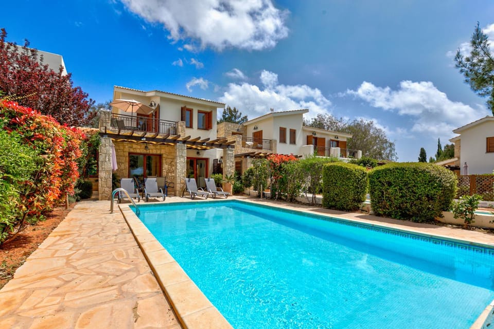 Property building, Garden, Balcony/Terrace, Swimming pool, Swimming pool, sunbed