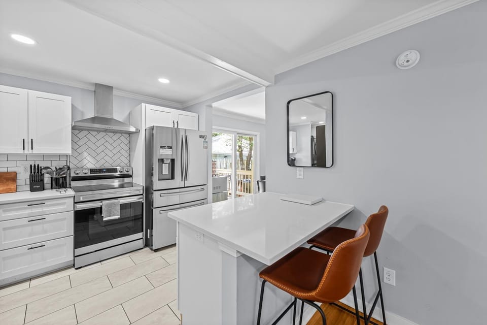 Kitchen or kitchenette, Dining area, dishwasher, oven, stove