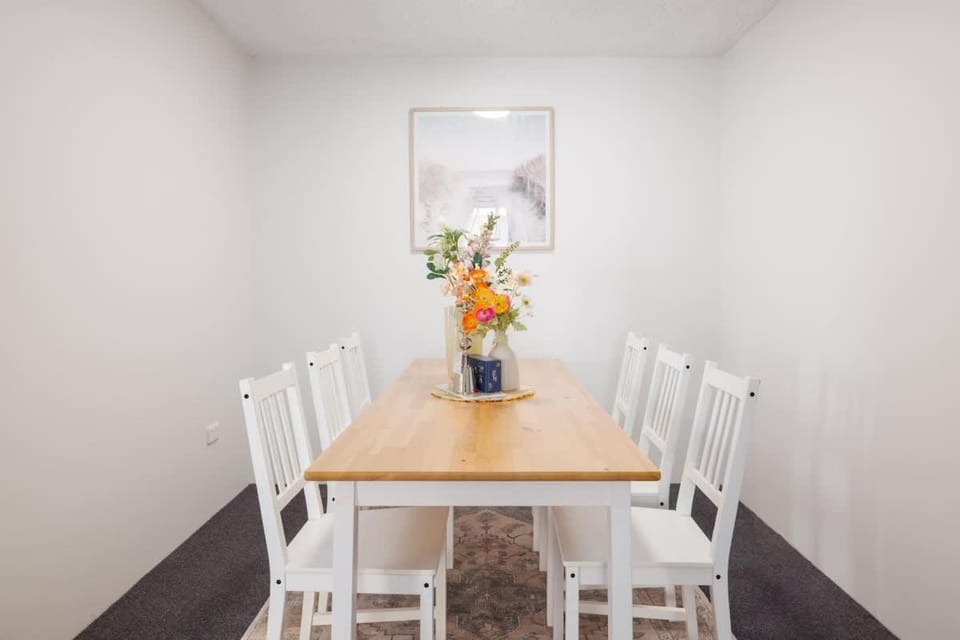 Beachfront Bliss 2BR Ocean Breeze Hideaway Parking Apartment in Surfers Paradise
