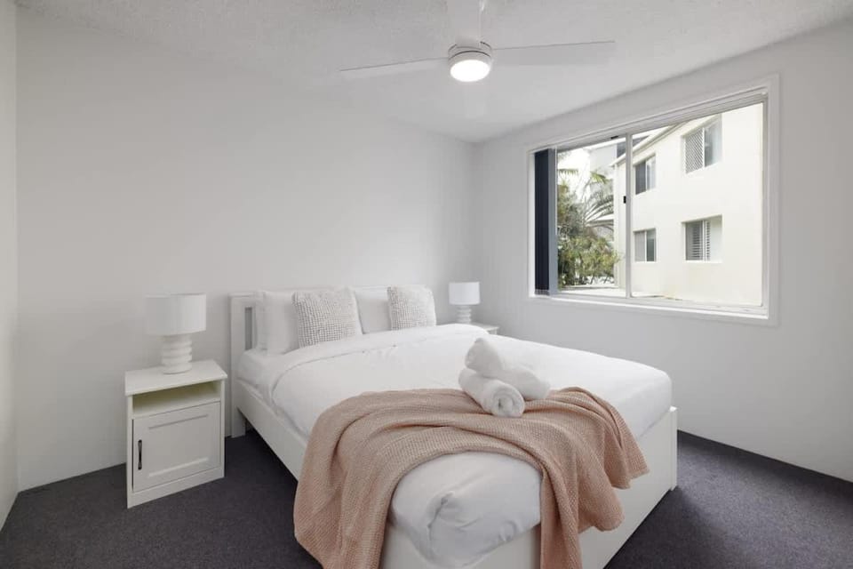 Beachfront Bliss 2BR Ocean Breeze Hideaway Parking Apartment in Surfers Paradise