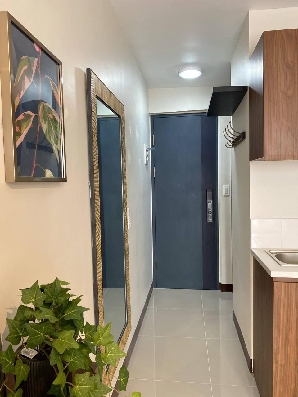 Moonlight Chic Living Apartment in Lapu-Lapu City