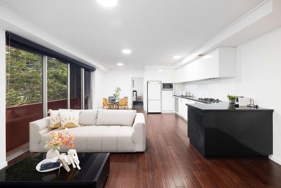 Modern Comfort 2BR Pool Gym & Prime Valley Location Apartment in Brisbane