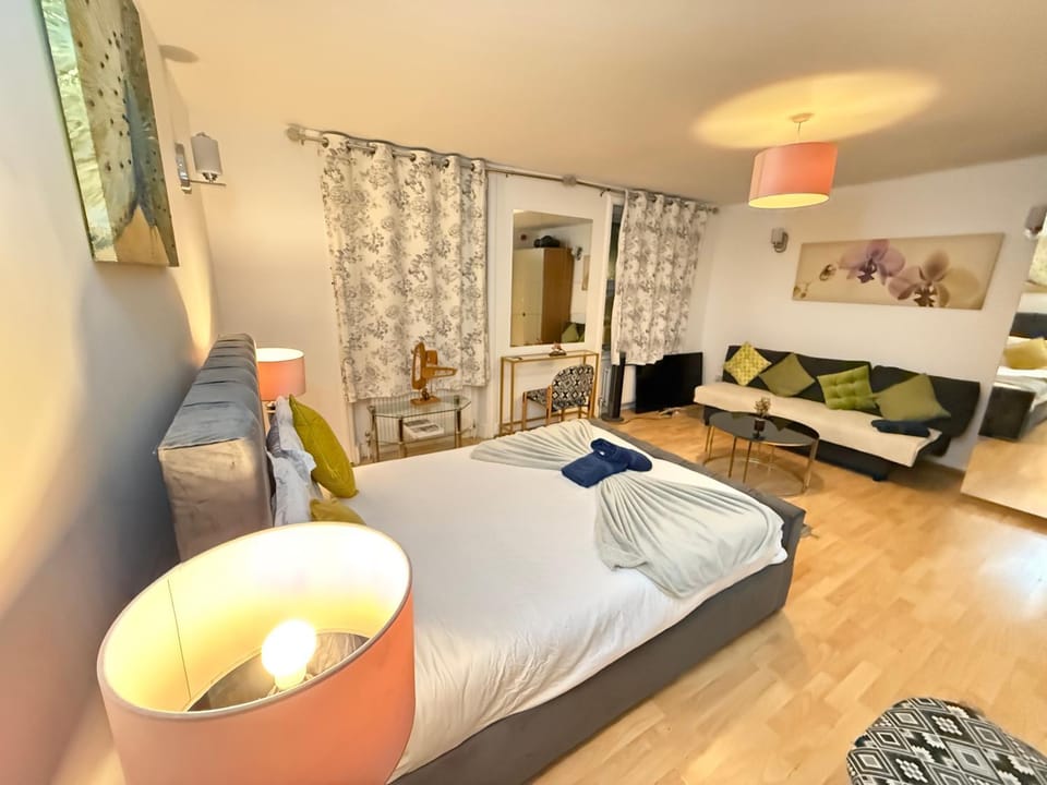 Photo of the whole room, Bedroom