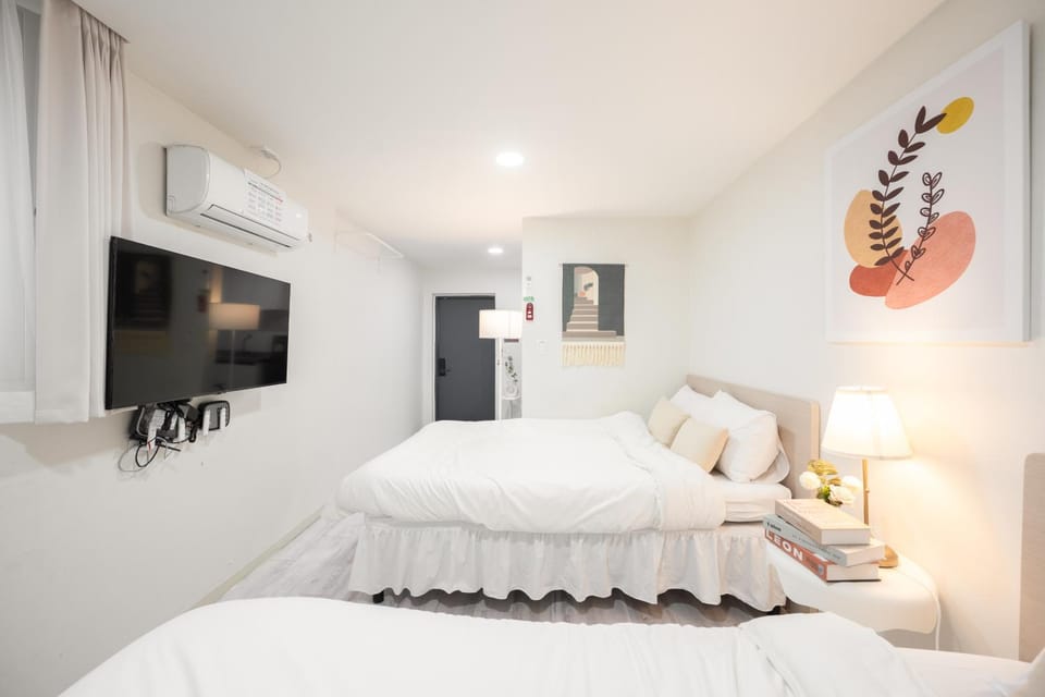 Bed, TV and multimedia, Photo of the whole room, Bedroom, air conditioner