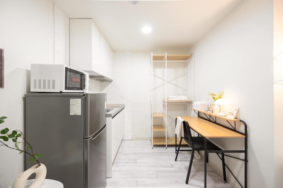 Kitchen or kitchenette, Photo of the whole room, Decorative detail, microwave