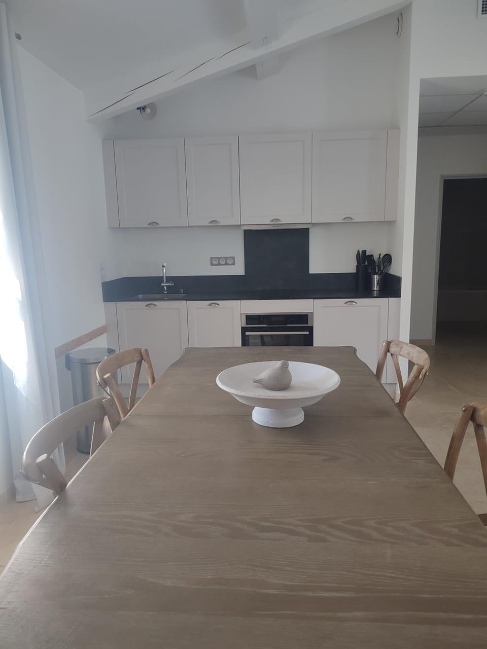 Kitchen or kitchenette, Dining area