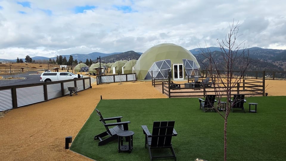 Property building, Day, Natural landscape, Evening entertainment, Mountain view, Parking
