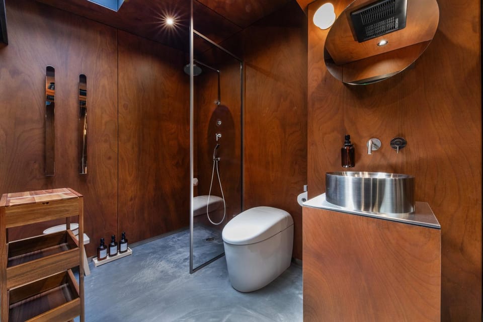 Shower, Toilet