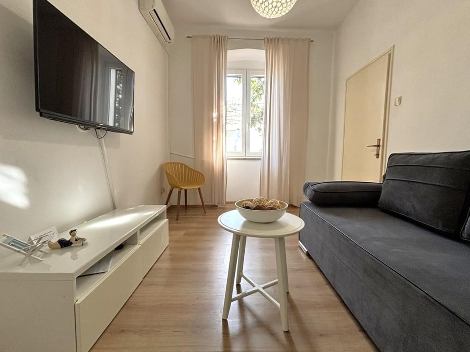 Bed, Living room