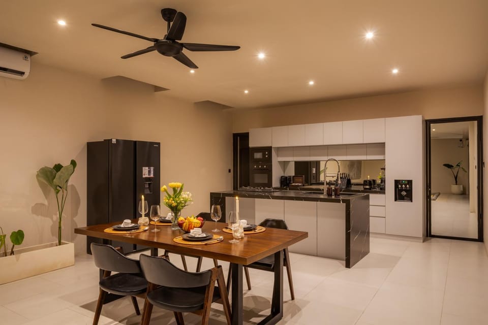 Kitchen or kitchenette, Dining area, oven, stove