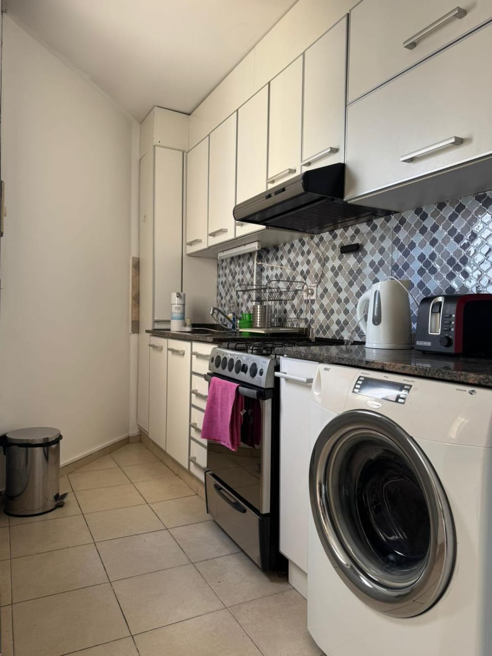Kitchen or kitchenette, dishwasher, oven, toaster, washing machine