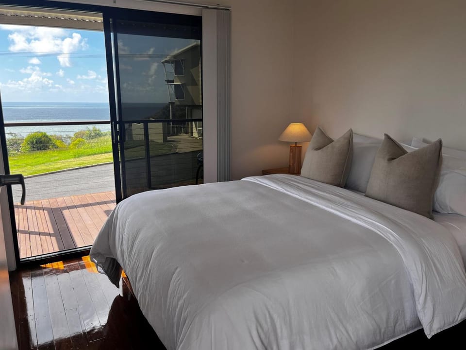 76 Cooloola Drive - Rainbow Beach. Aircon. Wifi. Ocean views House in Rainbow Beach