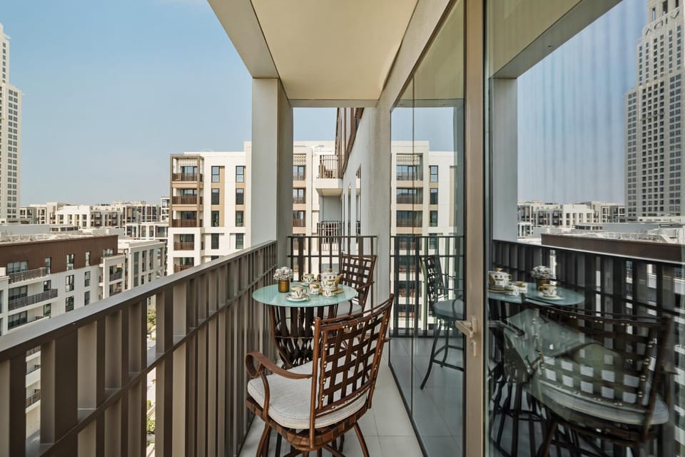 Property building, Day, View (from property/room), Balcony/Terrace, Seating area, City view