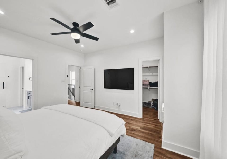 Communal lounge/ TV room, Bed, TV and multimedia, Photo of the whole room, Evening entertainment, Bedroom, fireplace