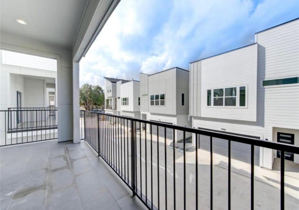 Property building, Day, Balcony/Terrace