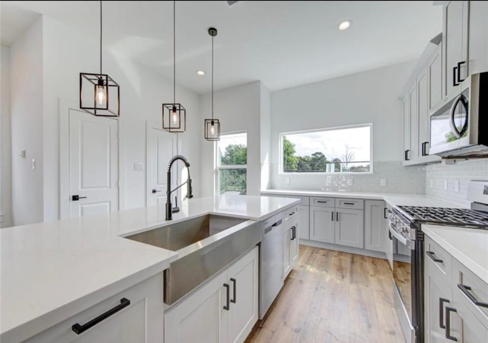 Kitchen or kitchenette, dishwasher, minibar, stove
