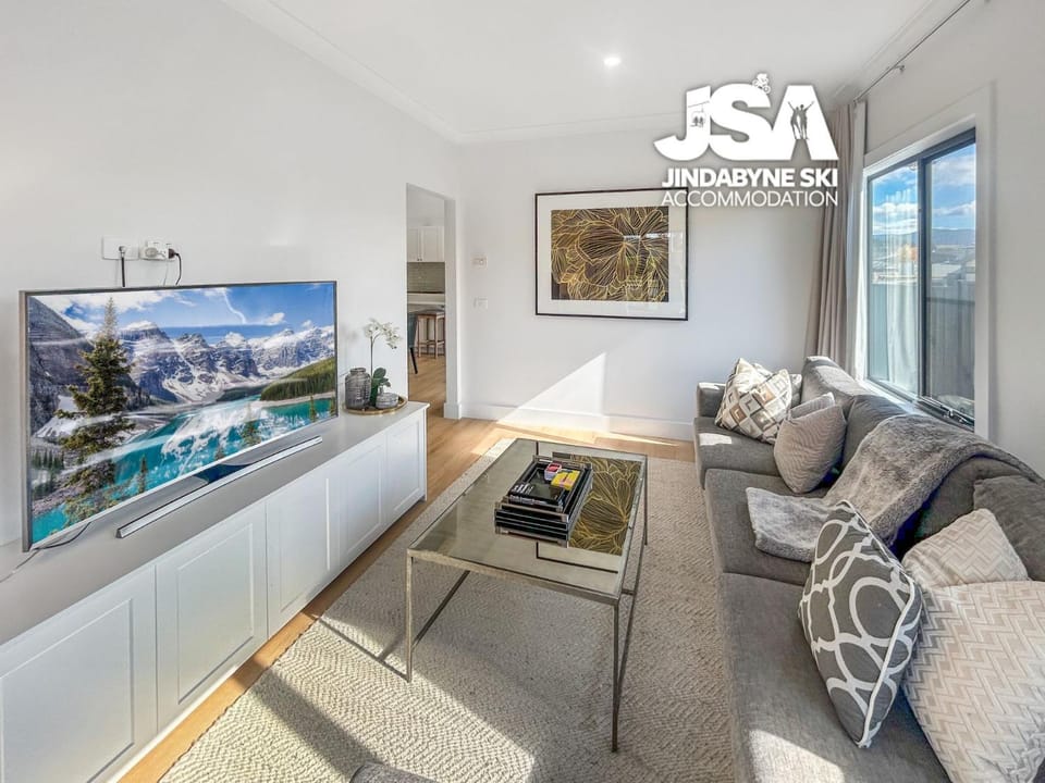 TV and multimedia, Living room, Seating area, Evening entertainment