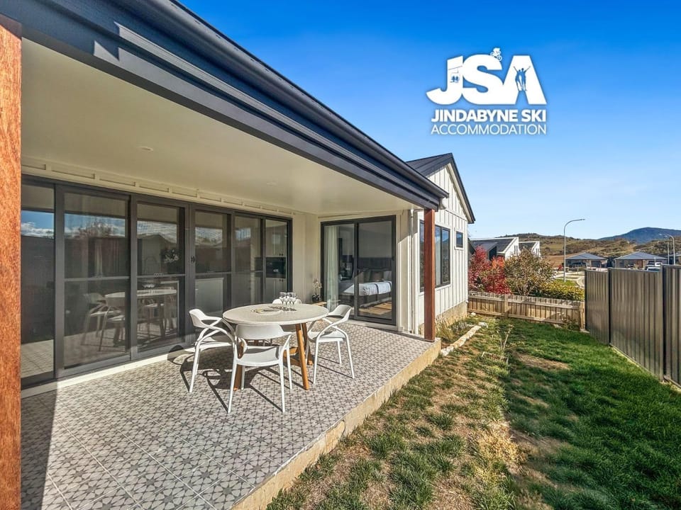 Property building, Patio, Dining area