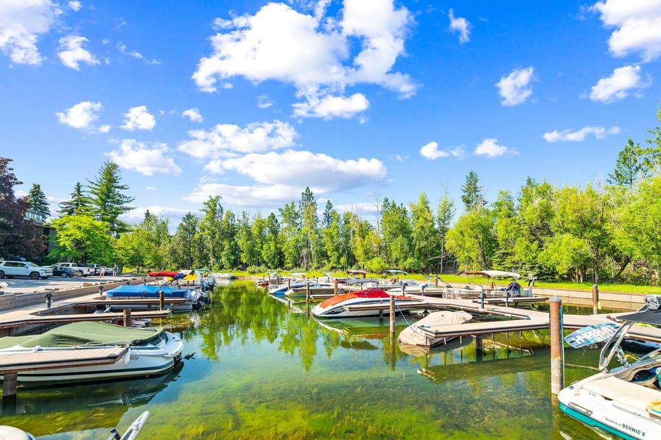 Paddle & Pine - Lake Views & Private Dock Access House in Bigfork