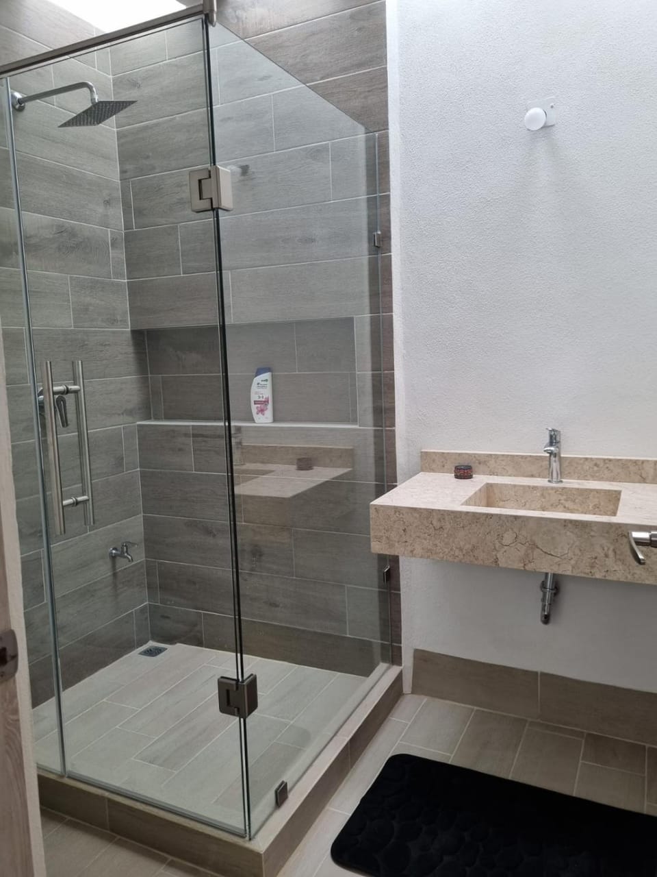 Habitación y baño privado en lujoso residencial con alberca climatizada Vacation rental in Leon