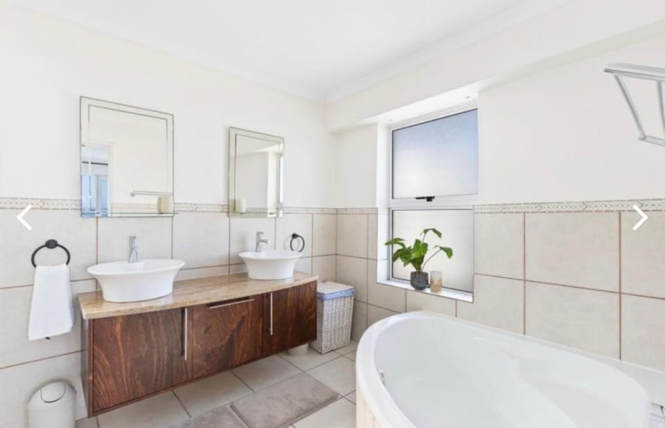 The Continental Sea Spray Apartment in Cape Town