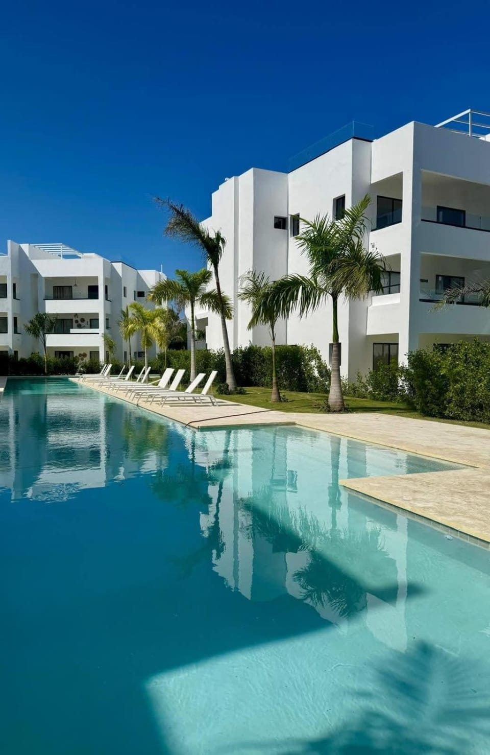 Property building, Day, Swimming pool, sunbed