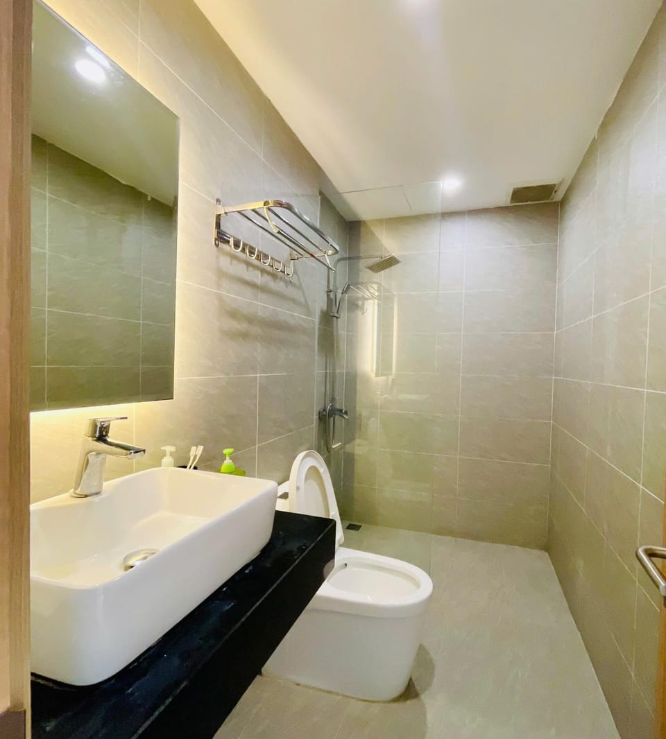 Shower, Toilet