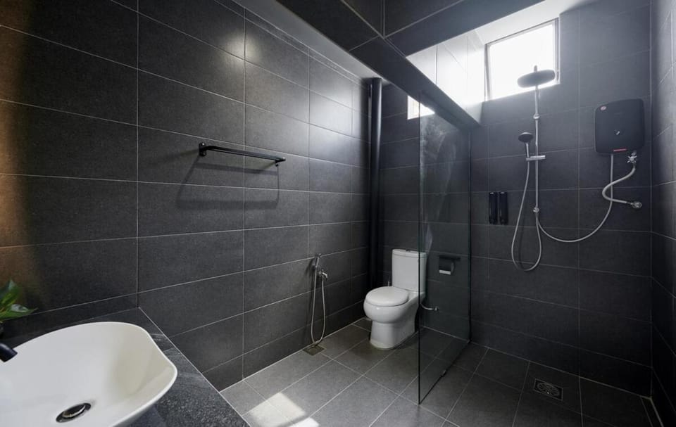 Shower, Toilet