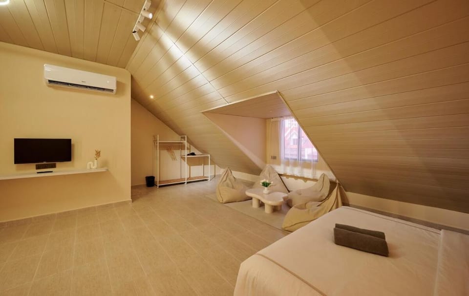 Bed, Bedroom, towels, air conditioner