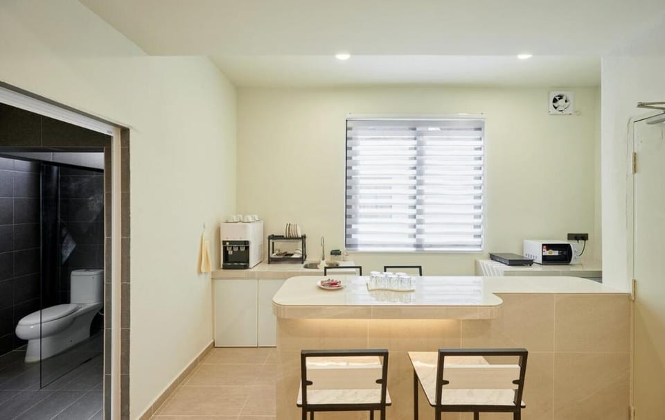 Kitchen or kitchenette, Dining area