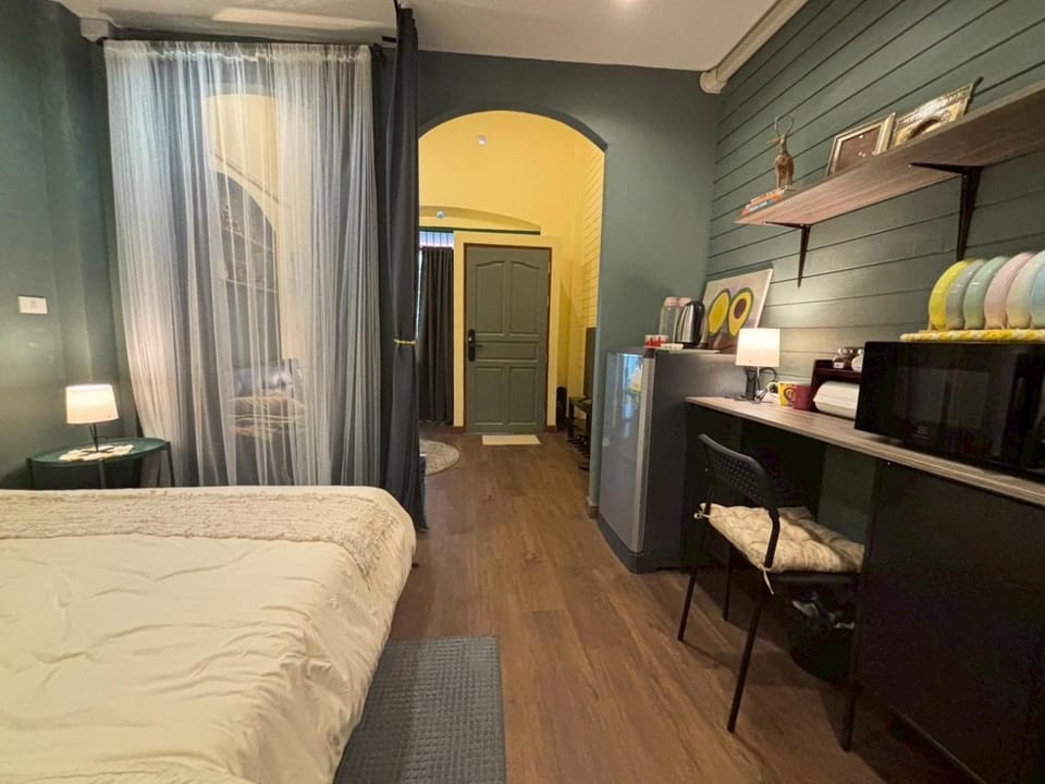 Bed, Photo of the whole room, Seating area, Bedroom
