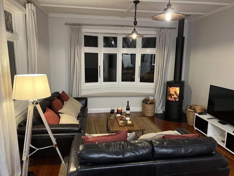 TV and multimedia, Living room, Seating area, fireplace