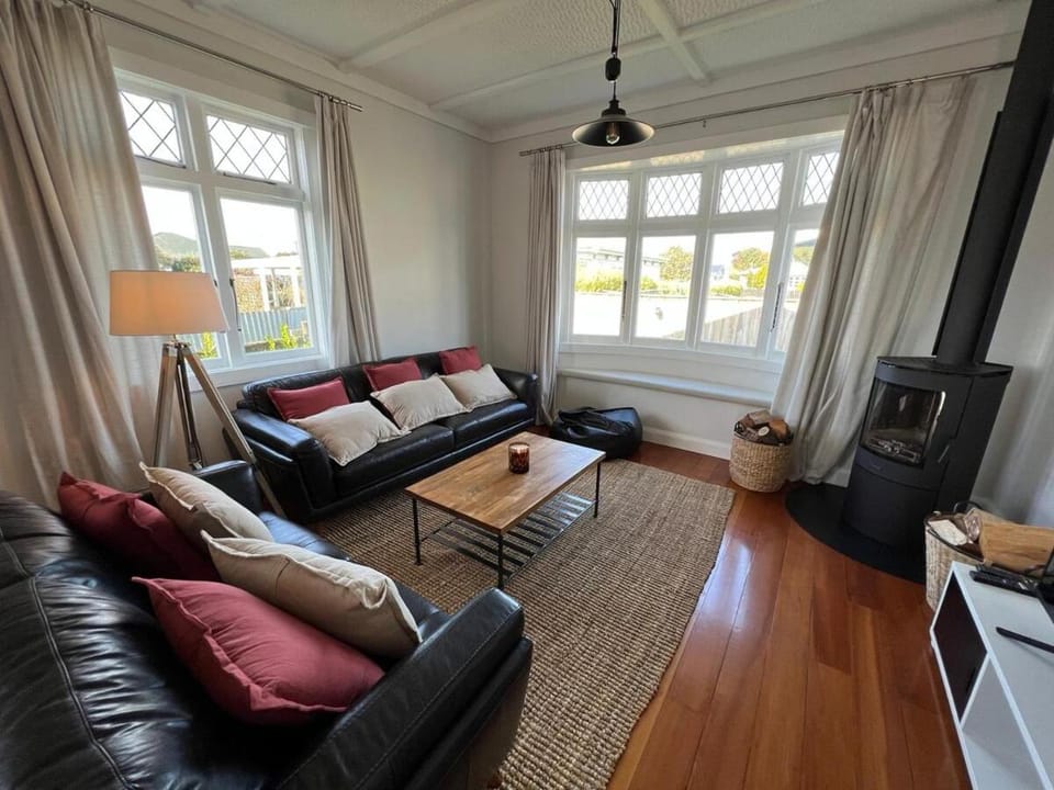 TV and multimedia, Living room, Seating area, fireplace