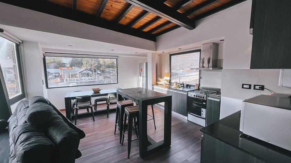 Coffee/tea facilities, Kitchen or kitchenette, Dining area, heating, heating, oven, stove, toaster, kitchen