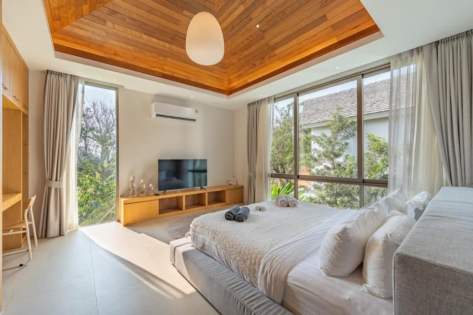 Bed, TV and multimedia, Photo of the whole room, Bedroom, towels, air conditioner