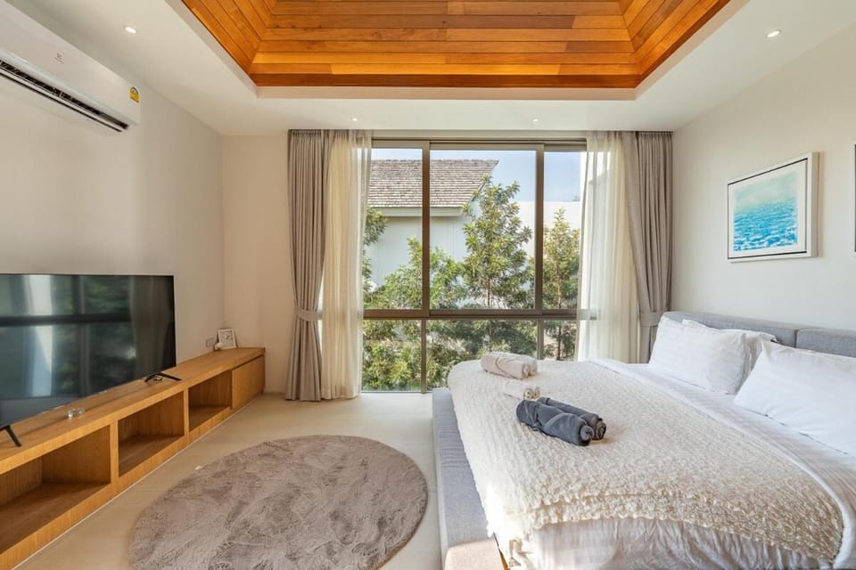 Bed, TV and multimedia, Photo of the whole room, Bedroom, towels, air conditioner