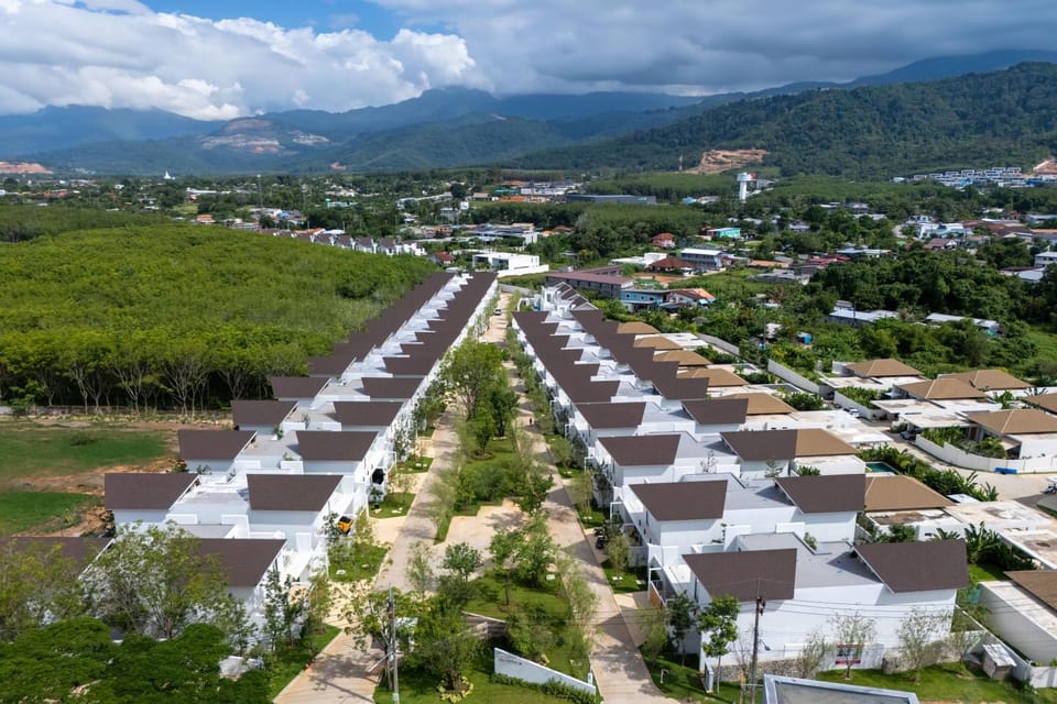 Property building, Nearby landmark, Day, Neighbourhood, Bird's eye view, Location