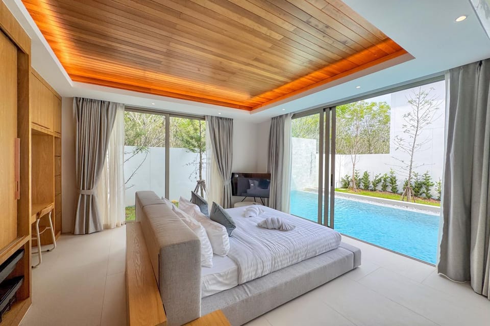 Bed, TV and multimedia, Photo of the whole room, Bedroom, Pool view