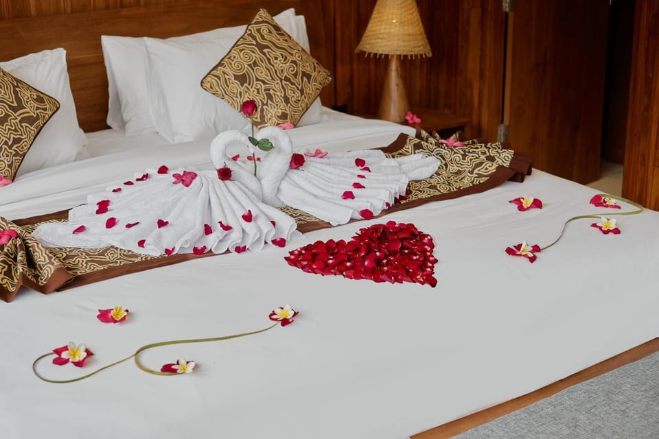 Bed, Photo of the whole room, Decorative detail, Bedroom