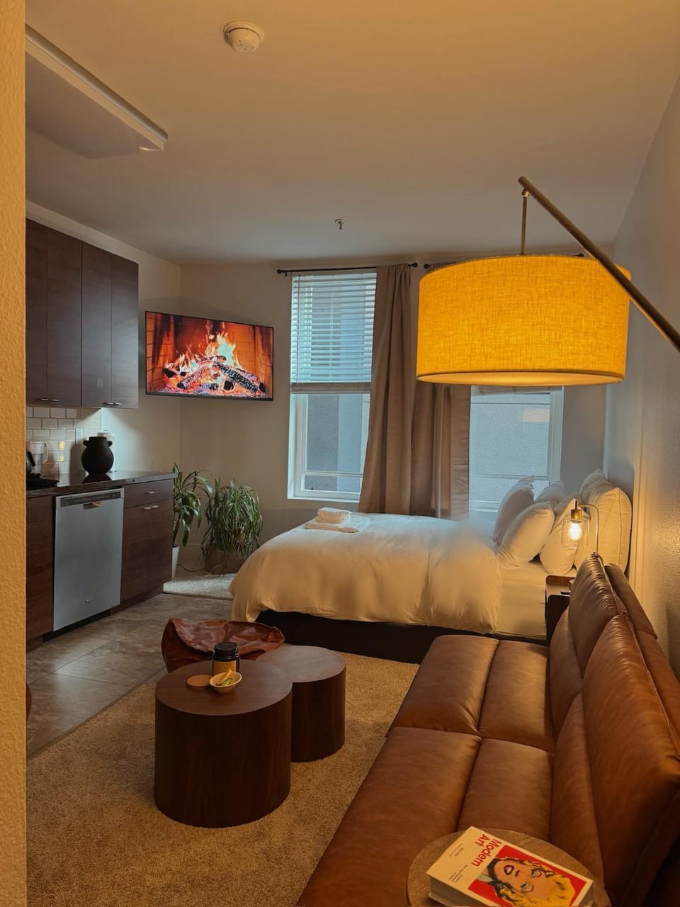 Bed, TV and multimedia, Kitchen or kitchenette, Living room, Photo of the whole room, Seating area, Bedroom