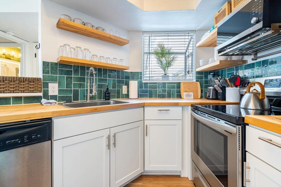 Kitchen or kitchenette, dishwasher, oven