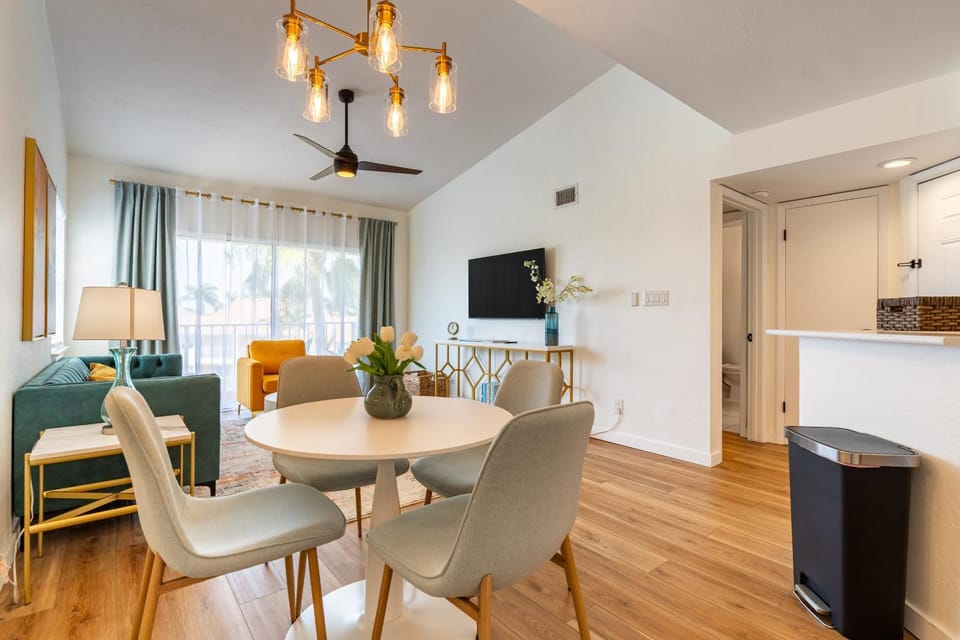 TV and multimedia, Living room, Seating area, Dining area