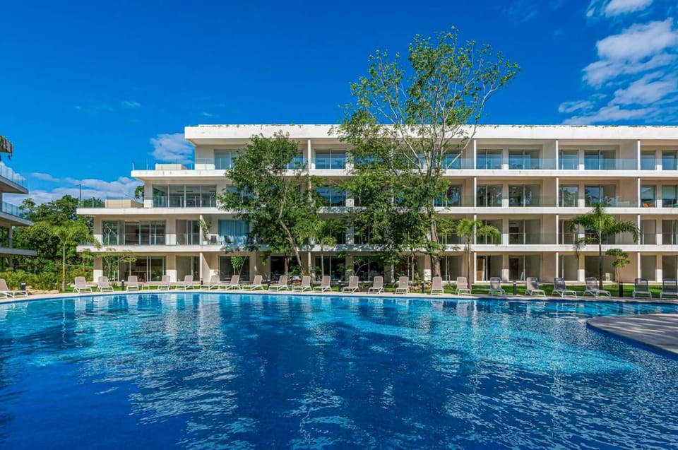Swimming pool, sunbed